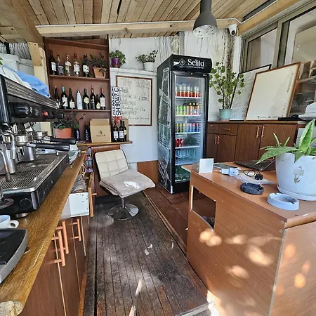 Traveler 2 Hostel