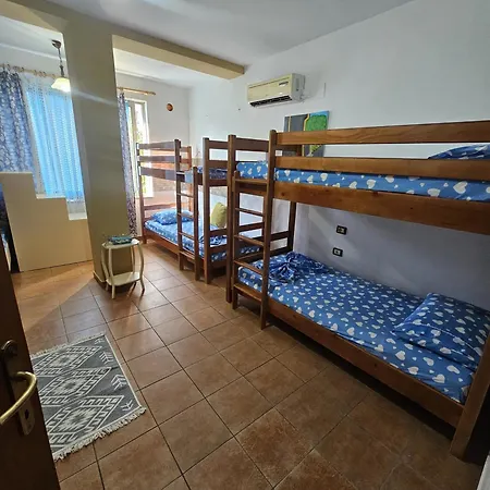 Traveler 2 Hostel