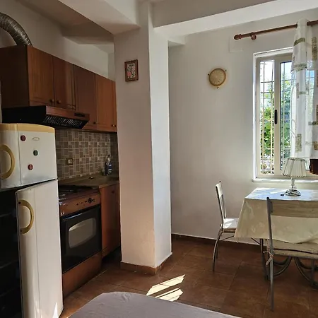 Traveler 2 Hostel